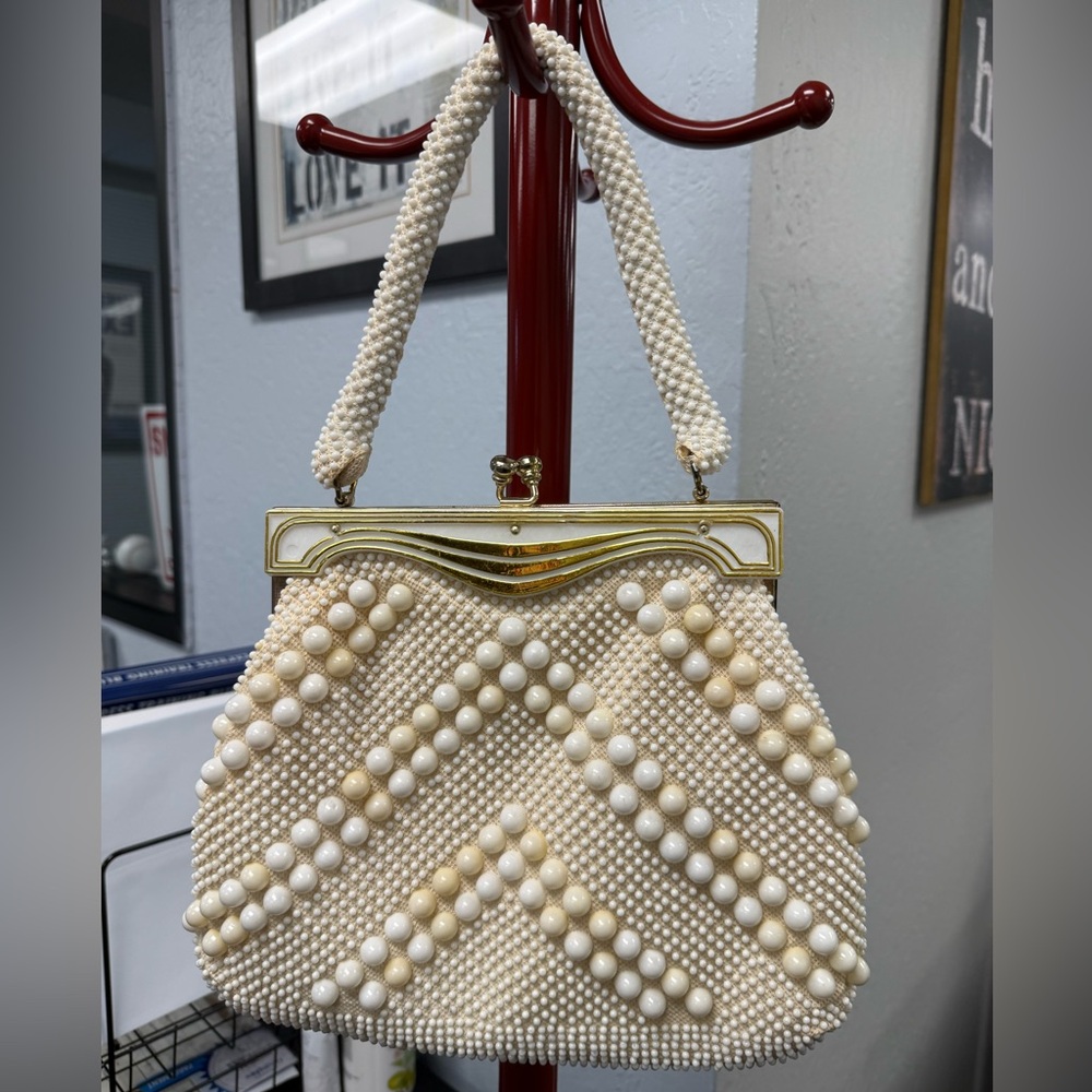 Vintage Beaded Hong Kong Elegant Cream lined Kisslock Handbag